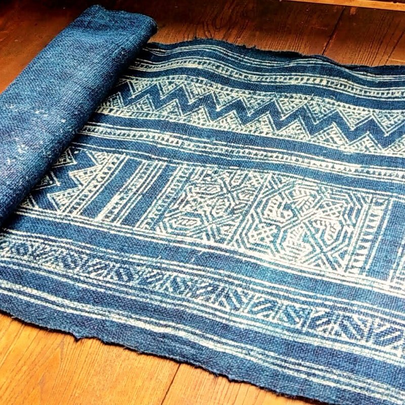 タイの手紡ぎ手織りの藍染めヘンプ布 ろうけつ染め バティック