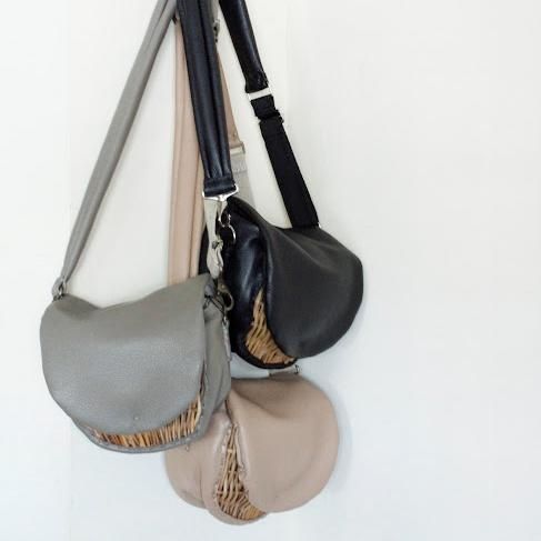 フニュ・シュリンク ボディバッグ S (15527 Sand) eb.a.gos - A.I.R.