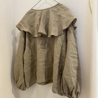 <img class='new_mark_img1' src='https://img.shop-pro.jp/img/new/icons56.gif' style='border:none;display:inline;margin:0px;padding:0px;width:auto;' />flare collar topsbeige