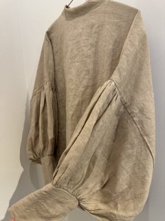 <img class='new_mark_img1' src='https://img.shop-pro.jp/img/new/icons14.gif' style='border:none;display:inline;margin:0px;padding:0px;width:auto;' />stand collar volume sleeve topsbeige