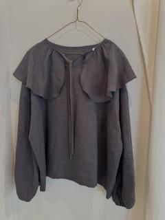 <img class='new_mark_img1' src='https://img.shop-pro.jp/img/new/icons63.gif' style='border:none;display:inline;margin:0px;padding:0px;width:auto;' />flare collar topscharcoal gray